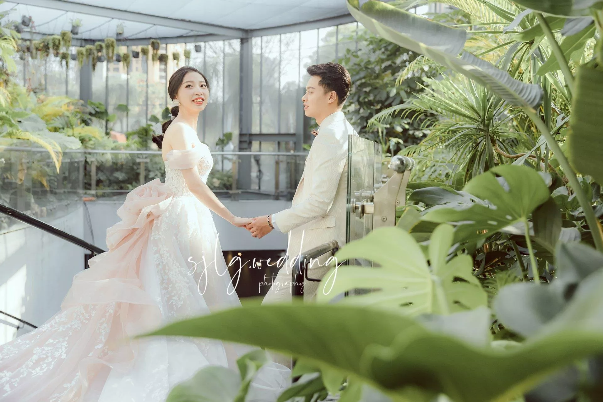 視覺流感婚紗攝影工作室唯一推薦-草悟道廣場|台中拍婚紗景點|旅拍文青風格又甜蜜